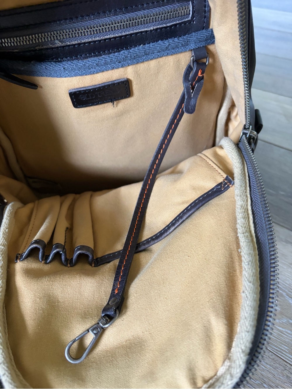 Old Trend Sun Wing Genuine Leather Backpack - Picture 13 of 15